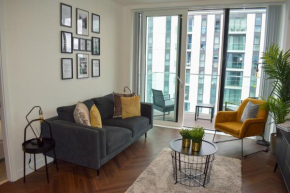Luxury 2-Bed Apartment With Balcony & Free Parking for Business and Corporate Stays